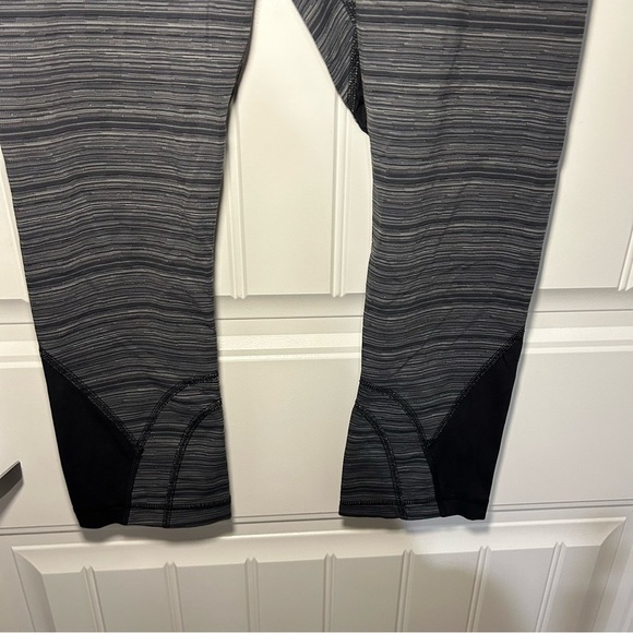 Lululemon Women’s Run: Inspire Crop II Mesh in Cyber Stripe Deep Coal Capris 8 - Picture 3 of 10
